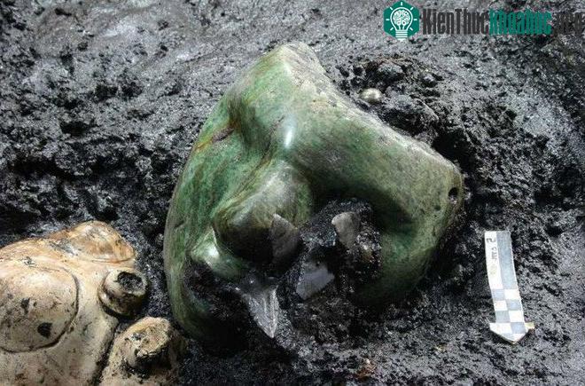 Mặt nạ ngọc bích trong một hầm mộ của người Maya cổ đại. (Ảnh: HeritageDaily).