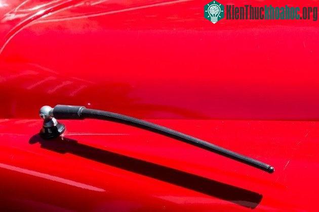 Kể cả xe hơi cũng phải có ăng-ten ngoài mới nghe được đài FM.