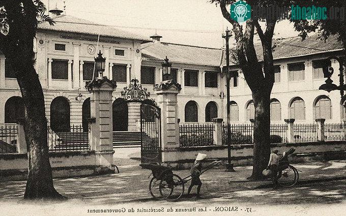 Trong hình là mặt trước của Dinh nhìn từ góc đường Catinat - De Lagrandière đầu thế kỷ XX.