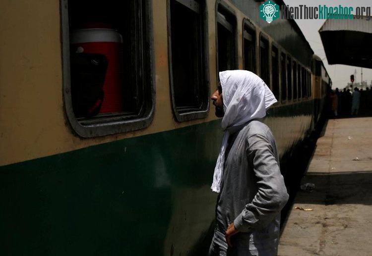Một cư dân Karachi trùm khăn để tránh nắng. (Ảnh: Reuters).