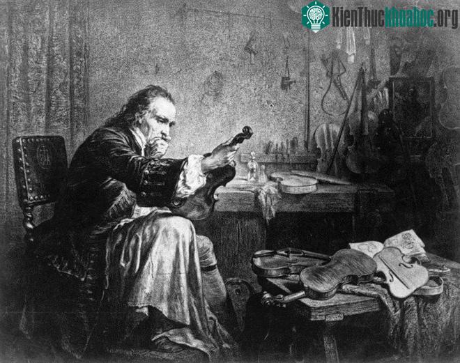 Nghệ nhân Antonio Stradivari chế tạo và cải tiến trên nền tảng thiết kế của Amati.