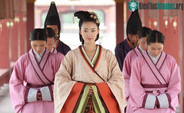 Phi tần là thứ đồ chơi giải quyết nhu cầu sinh lý cho hoàng đế.