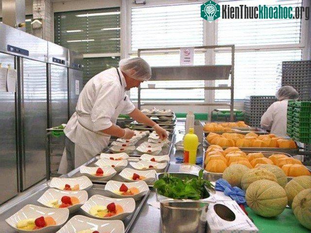 Chuẩn bị đồ ăn cho các chuyến bay thực sự là một quá trình gian nan.