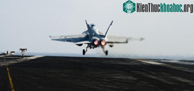 Máy bay f-18