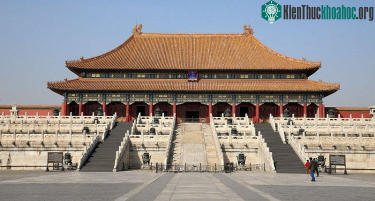 Không trồng cây trong khuôn viên Tam Đại Điện là một cách để duy trì chỉnh thể hài hòa về âm dương, ngũ hành.