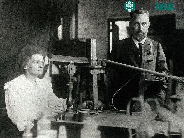 Vợ chồng Marie Curie cùng nhận Nobel Vật lý năm 1903.