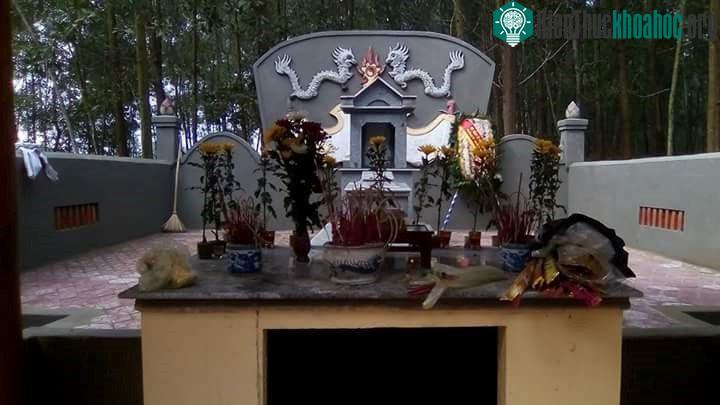 Quan tài được di chuyển về khu mộ dòng họ.