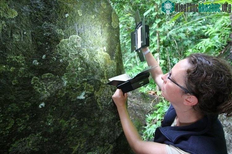 Duivenvoorde và đội của bà đã phát hiện thêm khoảng 40 thông điệp khắc trên đá, được các thuyền trưởng và thủy thủ của ít nhất 13 tàu Đông Ấn Hà Lan để lại trong giai đoạn 1601-1657. (Ảnh: Amusing).