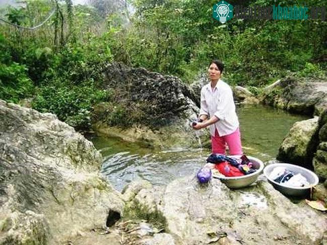 Người dân lấy nước sinh hoạt chảy ra từ hang thuồng luồng ở gần đó.