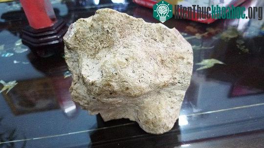 Cận cảnh viên đá phát ra mùi thơm kì lạ.