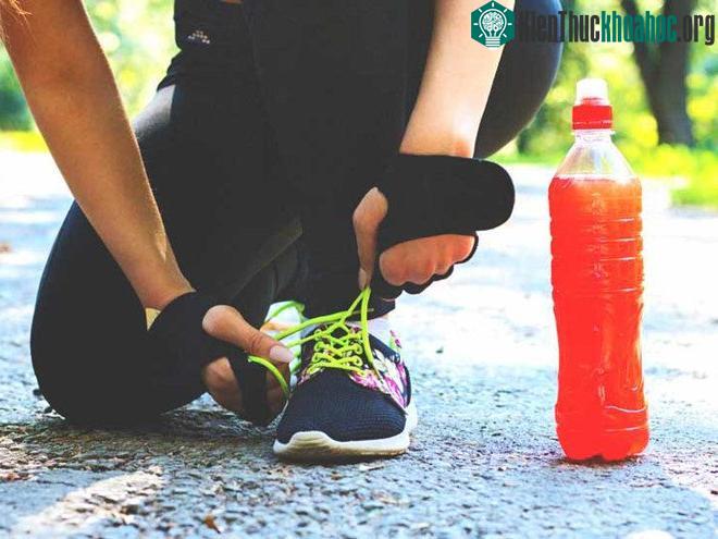 Lượng caffeine vừa phải không ảnh hưởng tới sức khỏe của người trưởng thành bình thường, đặc biệt là người có chế độ tập luyện và ăn uống lành mạnh. (Ảnh: Theloop).