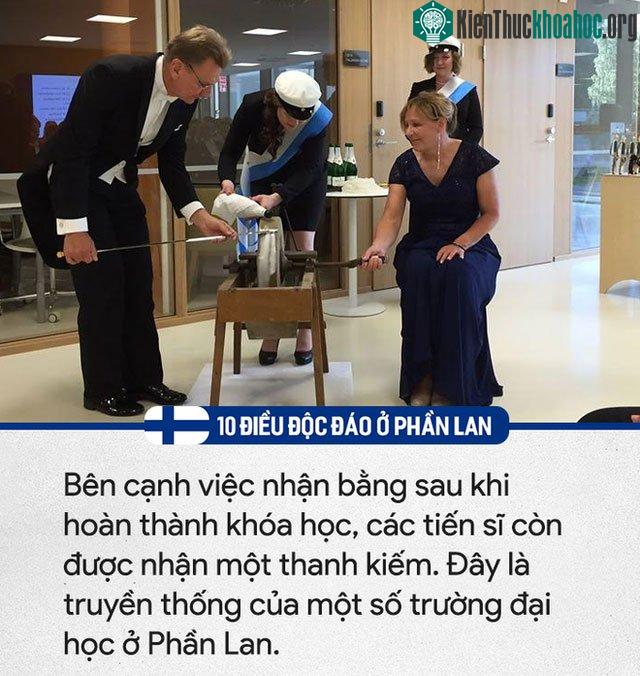 Sau khi hoàn thành khóa học, các tiến sĩ còn được nhân một thanh kiếm