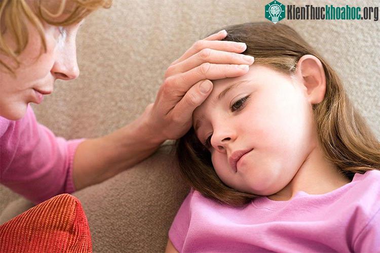 Khi trẻ sốt cần phải theo dõi thường xuyên để đề phòng biến chứng nguy hiểm.