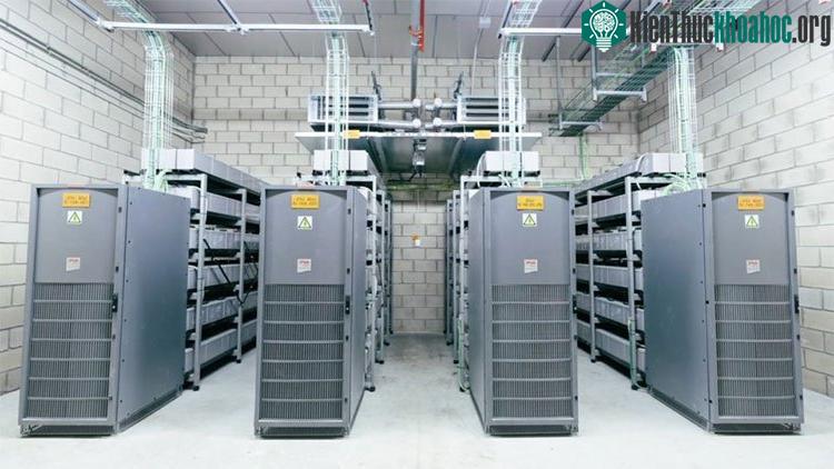 Do nhiệt lượng tỏa ra rất lớn, các máy chủ dữ liệu thường đặt trong các căn phòng thiết kế đặc biệt, với trần nhà cao trên 4 mét.