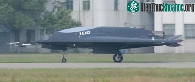 Loại máy bay tàng hình Sharp Sword có khả năng sống sót nhiều hơn (bằng cách tàng hình) so với UAV truyền thống như Predator của Mỹ, ngoài ra còn có nhiều hệ thống điện tử, cộng với máy tính trí tu...