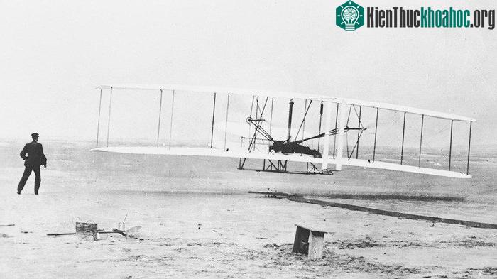 Chuyến bay 12 giây ngắn ngủi của anh em nhà Wright.