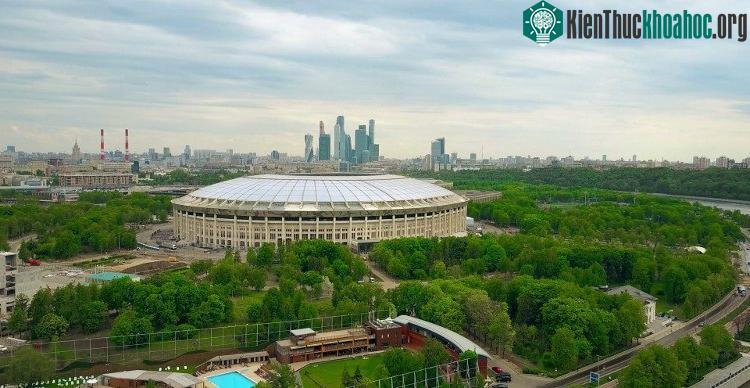 Tên gọi Luzhniki xuất phát từ vị trí địa lý của sân vận động.