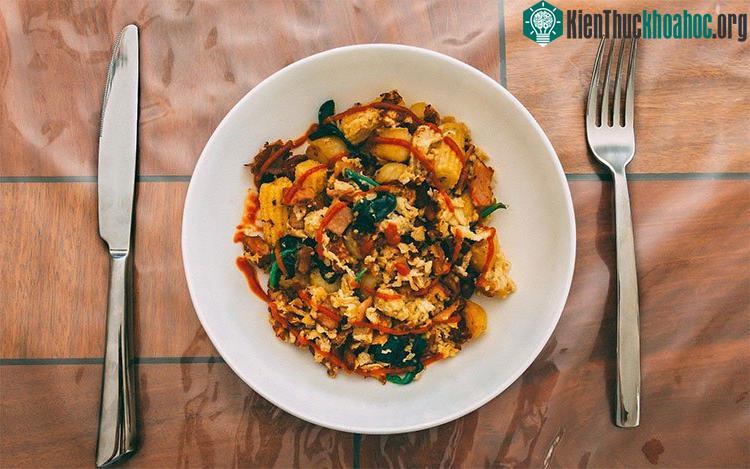 Ngay cả các loại thức ăn hàng ngày chẳng liên quan đến biển cũng có chứa hạt nhựa.