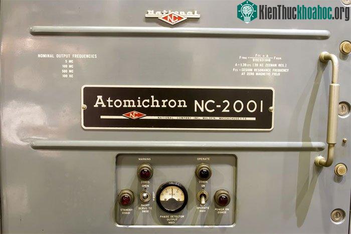 Các nhà khoa học phải canh chừng nhiệt độ và độ ẩm trong phòng chứa đồng hồ suốt 14 năm.