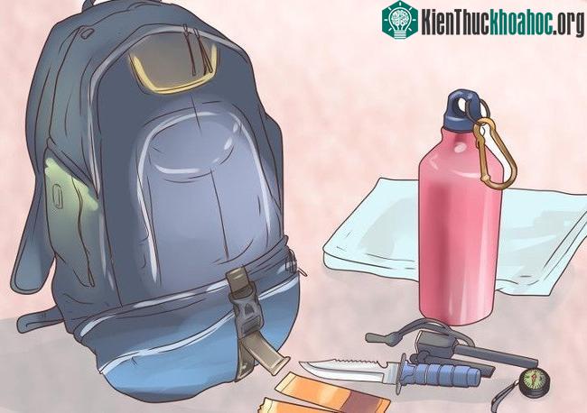Mang theo các đồ dùng, thiết bị để giúp bạn sinh tồn trong rừng như dao, dây thép, còi
