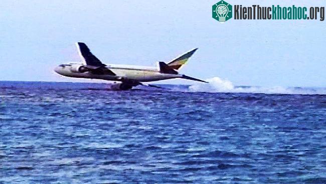 Hình ảnh cuối cùng của chiếc máy bay xấu số.