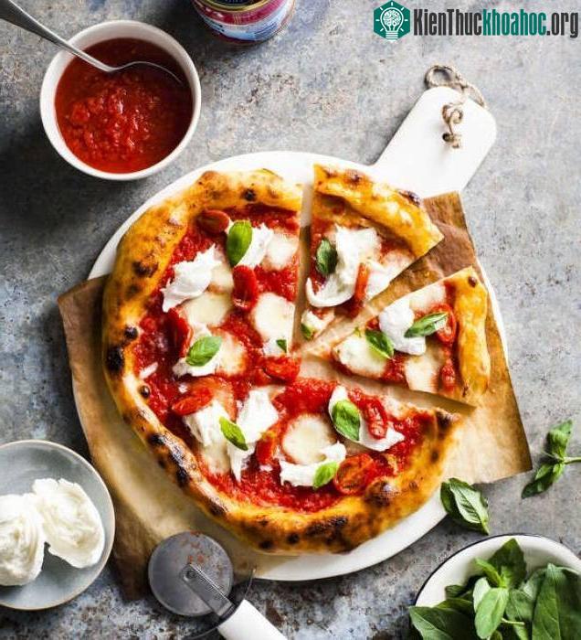 Một số ý kiến cho rằng chiếc bánh có tên như vậy do sự sắp xếp phô mai mozzarella và lá húng quế hình như bông hoa cúc trên mặt bánh. (Ảnh: mittkok.expressen.se).