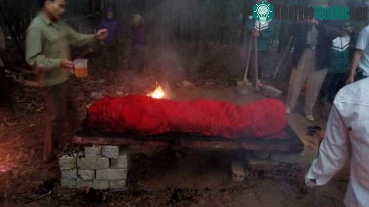 Thi thể cụ tổ được con cháu tổ chức làm lễ.