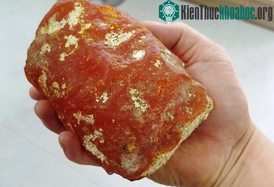 Viên đá màu đỏ hồng có mùi thơm nhẹ hơn viên màu xám.