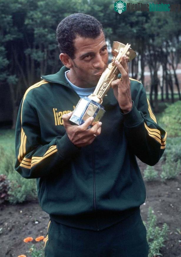Đội trưởng đội tuyển Brazil ăn mừng chiếc cúp vô địch năm 1970.