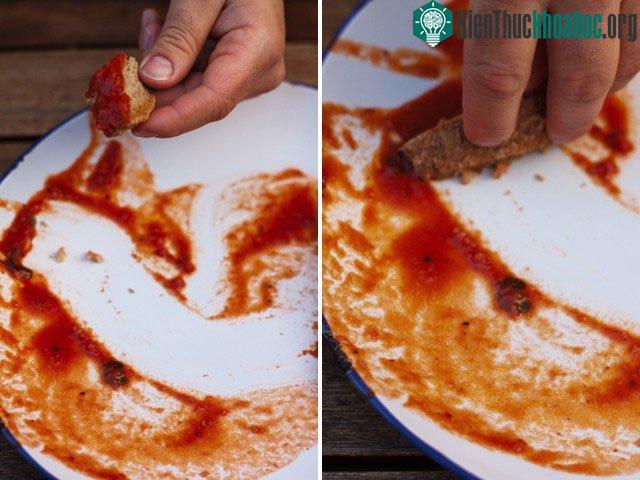 Đừng vội ăn hết bánh mì mà nên giữ lại một ít để vét sạch đĩa sau này.