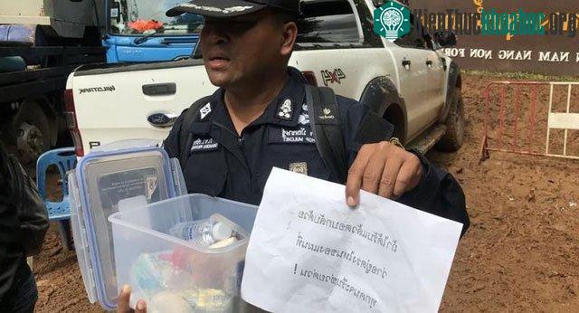 Đội cứu hộ thả "hộp sinh tồn" gồm đồ ăn, điện thoại, nước uống, đèn,... vào trong hang với hy vọng có thể đến được tay đội bóng bị mắc kẹt. (Ảnh: The Nation).