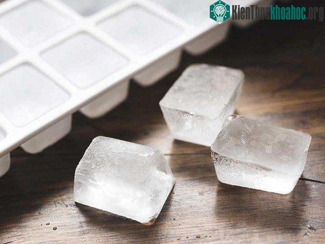 Việc tệ nhất là cố gắng lấy lưỡi ra khỏi đá lạnh vì nó tạo ra tổn thương nghiêm trọng