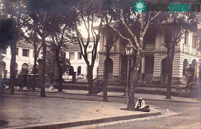 Hình ảnh cổng Dinh được in trên bưu thiếp của Pháp.