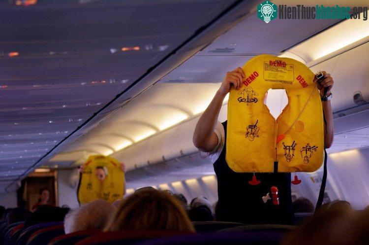 Nghe và theo dõi hướng dẫn của tiếp viên là một điều nên làm trước khi máy bay cất cánh.