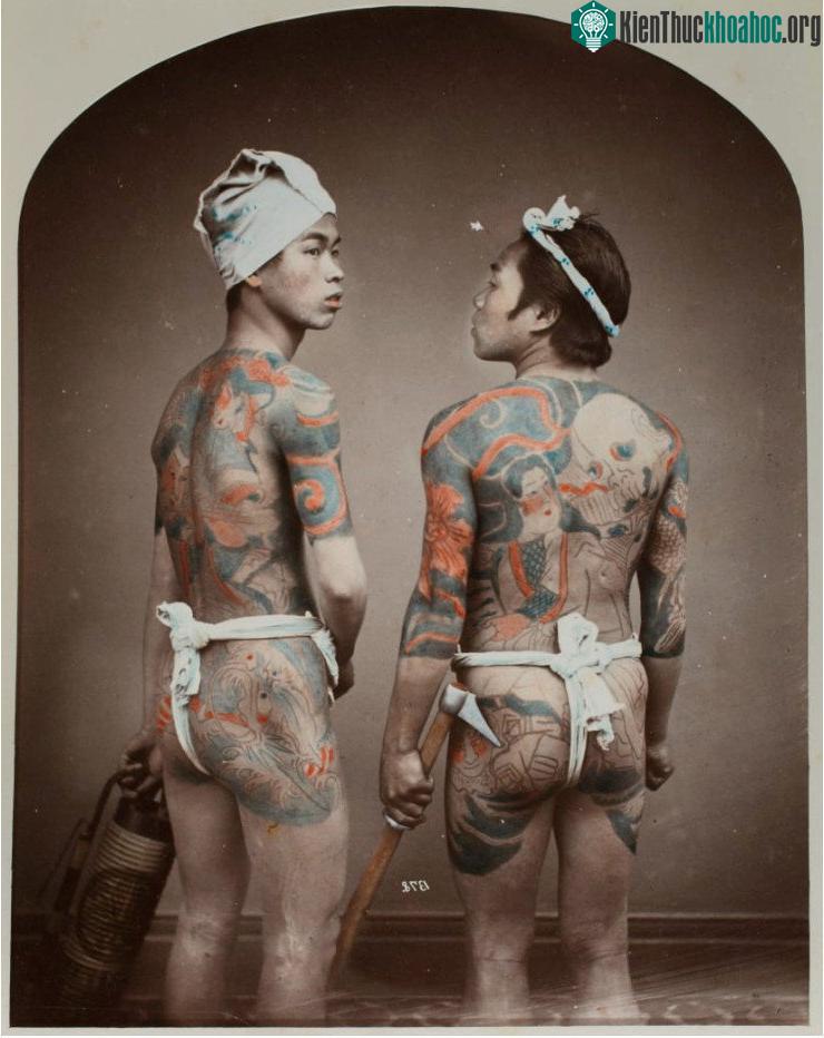 Hai người đàn ông xăm kín lưng