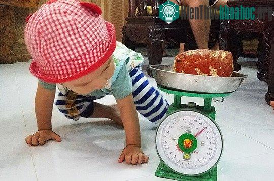 Viên đá màu đỏ hồng nặng 0,6kg.