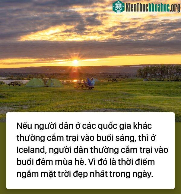 Iceland thường cắm trại vào buổi đêm mùa hè