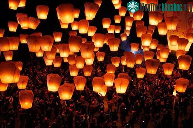 Khổng Minh đăng được cho là phát minh khi Gia Cát Lượng bị vây hãm bởi quân đội nhà Ngụy của Tư Mã Ý ở Bình Dương.