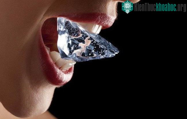 Chú ý khi kéo lưỡi ra khỏi đá lạnh, bạn cần lưu ý là dùng nước không quá nóng để không gây thêm tổn thương cho lưỡi.