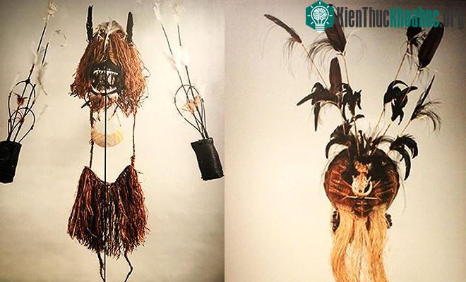 Mặt nạ Waru kraal (bên trái) đại diện cho bộ lạc Kuki Gabaulaig