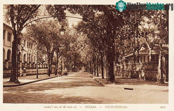 Ngã tư Tự Do - Gia Long được in trên một tấm bưu thiếp và toà Dinh Thượng thơ nằm ở bên phải.