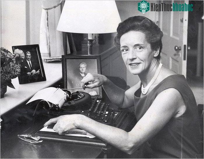 Cô con gái út của mẹ Marie Curie không theo khoa học mà chọn con đường viết lách và hoạt động xã hội.