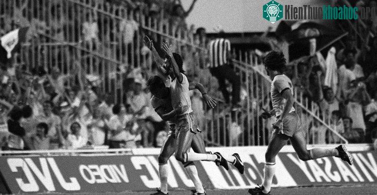 Ngày 20/10/1982 ở Moscow, trời lạnh giá, đầy gió và tuyết. Spartak Moscow tiếp HFC Haarlem của Hà Lan tại Luzhniki trong khuôn khổ Cup UEFA.