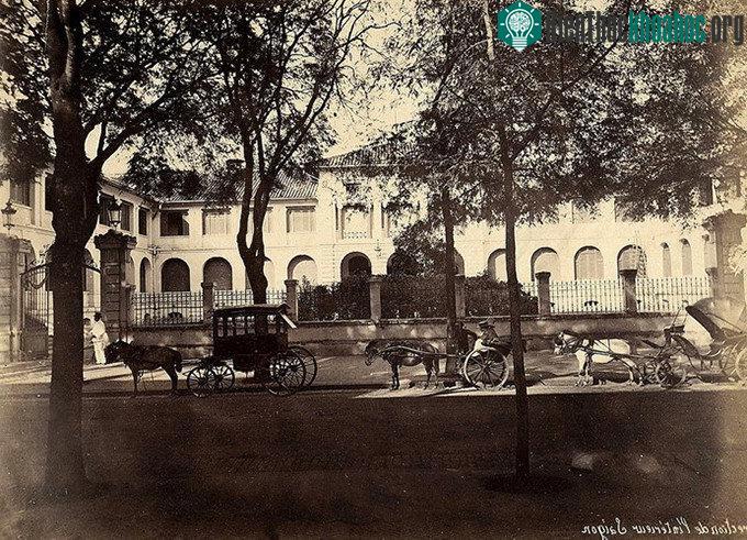 Ảnh chụp phía trước Dinh năm 1885, khi đó xe ngựa là phương tiện đi lại phổ biến.