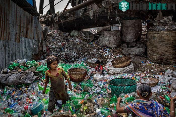 Rác thải nhựa dưới chân một cây cầu bắc qua sông Buriganga, Bangladesh