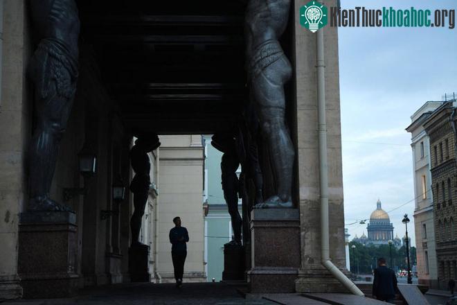 10 giờ 38 phút tại St. Peterburg, trời vẫn còn sáng như ban ngày.