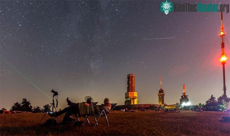 Vệt sao băng trên đỉnh núi Goser Feldberg, khu vực Tannus, gần Schmitten, Đức.