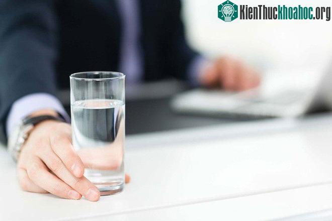 Nếu cảm thấy mất tập trung, có thể bạn cần uống nước trước khi cơn khát đến.