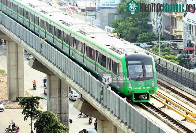 Đoàn tàu gồm 4 toa chạy liên tục không dừng qua các ga.