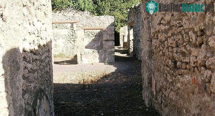 Núi lửa Vesuvius phun trào năm 79 SCN đã chôn vùi các thành phố Pompeii.